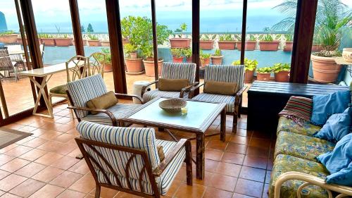 un patio con sillas, una mesa y un sofá en Casa con jardín y jacuzzi, en Realejo Alto