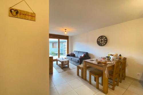 un salon avec une table et un canapé dans l'établissement Luxury apartment close to the slopes, à Saint-Étienne-en-Dévoluy