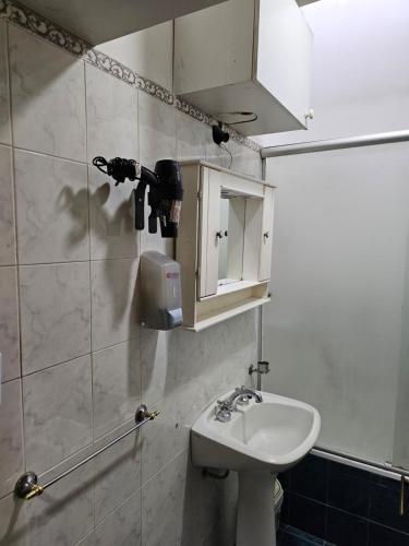 ein Bad mit einem Waschbecken und einem WC in der Unterkunft Casa, hogar equipado para el viajero y su familia. in Cordoba
