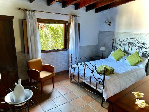 1 dormitorio con 1 cama, 1 silla y 1 ventana en Casa con jardín y jacuzzi, en Realejo Alto