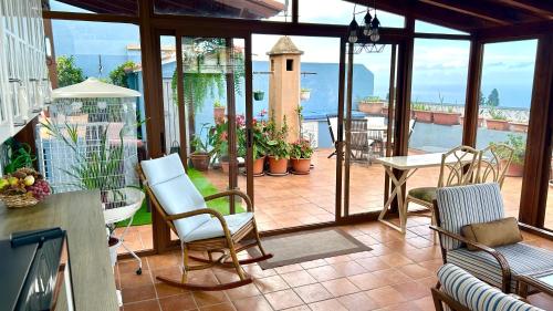 a screened in porch with a view of the water at Casa con jardín y jacuzzi in Realejo Alto