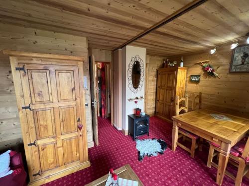 Cette chambre dispose d'une porte en bois et d'une table en bois. dans l'établissement Belle Plagne - Skis aux pieds - Pierre de Soleil, à La Plagne Tarentaise