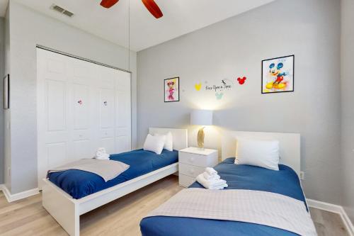 2 camas en un dormitorio con azul y blanco en Sunny Davenport, en Davenport