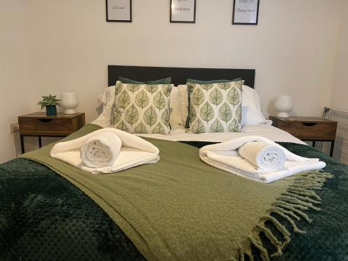 1 dormitorio con 1 cama con toallas en Stylish Apartments near the sea front at Morecambe, en Heysham