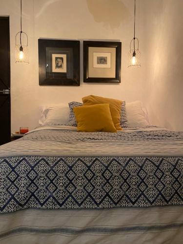Een bed of bedden in een kamer bij Hermoso alojamiento a pasos de la parroquia de San Miguel de Allende