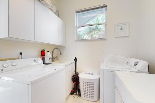 lavadero blanco con lavadora y secadora en Coral Cascade, en Cabo Coral