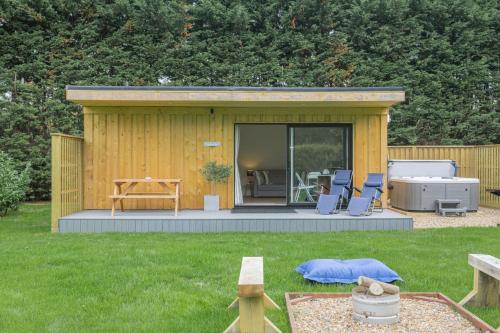 City to Country Retreat Luxury Lodge with Hot Tub