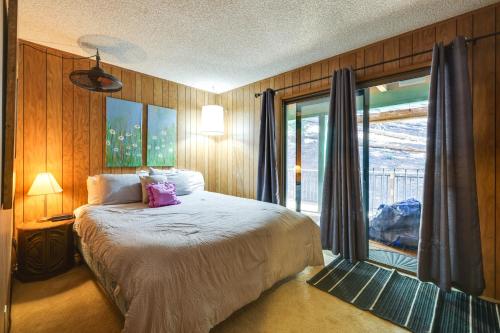 um quarto com uma cama e uma grande janela em Strawberry Townhouse Walk to Leland Snowplay! em Strawberry