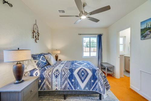 una camera con letto e ventilatore a soffitto di Ideally Located Tucson Townhome 2 Mi to Downtown! a Tucson