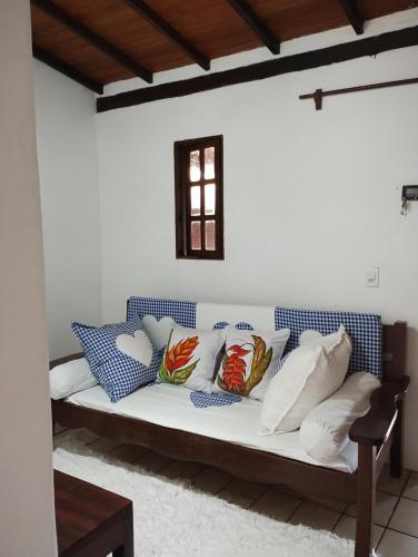 Un sofá azul y blanco con almohadas. en Casa da Vovó, en Trancoso