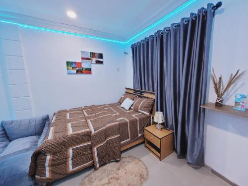 um quarto com uma cama e um sofá em Dezra Homes em Lagos