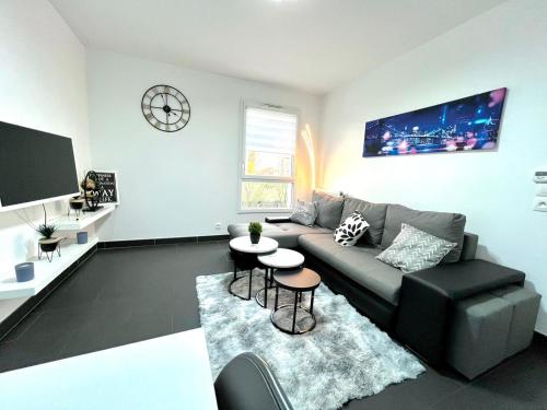 uma sala de estar com um sofá e uma mesa em GRAND F2 A 5 MIN A PIEDS DE LA GARE em Vigneux-sur-Seine