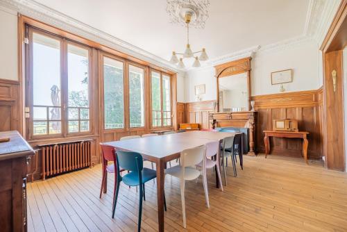 une grande salle à manger avec une table et des chaises dans l'établissement Villa Lenoir, à Auvillers-les-Forges