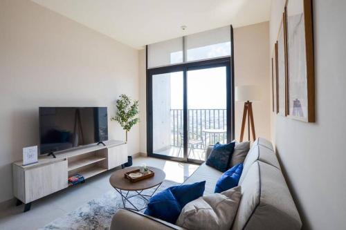 a living room with a couch and a large window at Estilo Minimalista frente Arena y Parque Fundidora in Monterrey