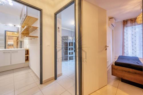 um quarto com uma porta de vidro para uma casa de banho em LE RIVIERA 13 Apartment for 6 By Sunset Riviera Holidays em Théoule-sur-Mer