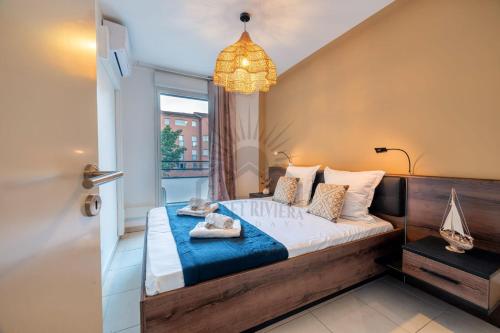 um quarto com uma cama e uma janela em LE RIVIERA 13 Apartment for 6 By Sunset Riviera Holidays em Théoule-sur-Mer