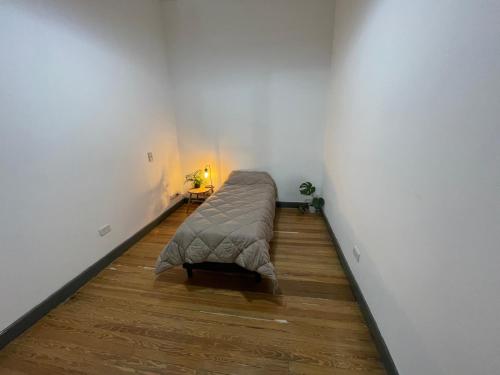 Tempat tidur dalam kamar di DOS SANTOS HOSTEL