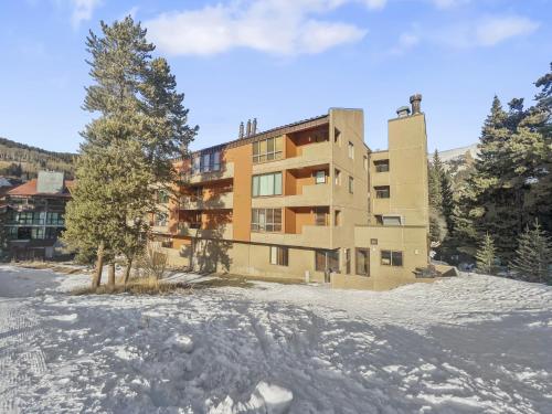 un edificio de apartamentos en la nieve en las montañas en SL299 Spruce Lodge 2Br 2Ba condo, en Copper Mountain