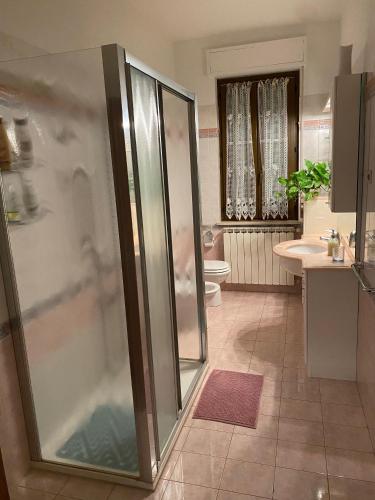 a bathroom with a shower and a toilet and a sink at CASA VACANZE Da Mario Lu Ciclista in Spello