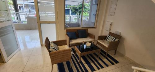 a living room with a table and chairs in a room at Edificio Regata INN in Buenaventura
