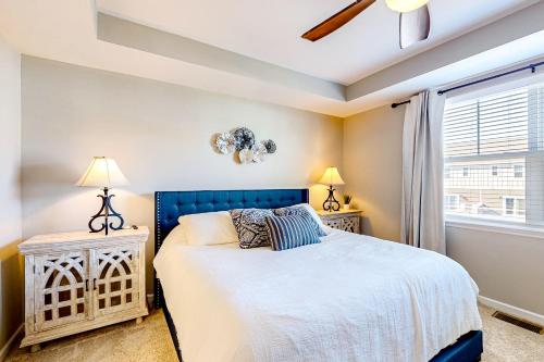 um quarto com uma cama azul e uma janela em Marbella em Beaufort