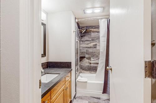 W łazience znajduje się wanna, umywalka i prysznic. w obiekcie Park City Charmer w mieście Park City