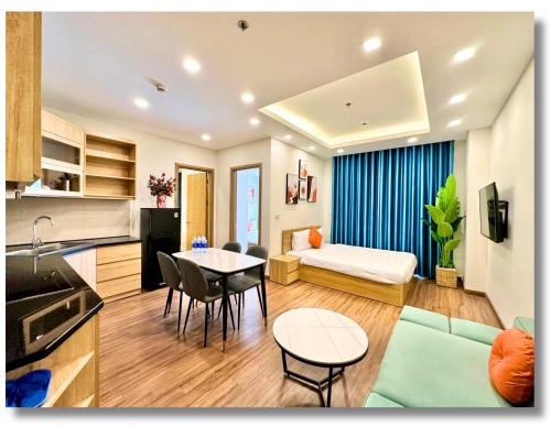 cocina y sala de estar con mesa y sofá en FLC Sea View Apartment Quy Nhon, en Quy Nhon