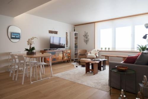 uma sala de estar com um sofá e uma mesa em FLH Santos Family Spacious Flat em Lisboa