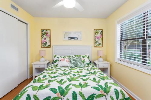 una camera da letto con un letto e due finestre di Harbour Oaks 101 a Saint Simons Island