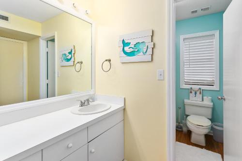 un bagno con lavandino e WC di Harbour Oaks 101 a Saint Simons Island
