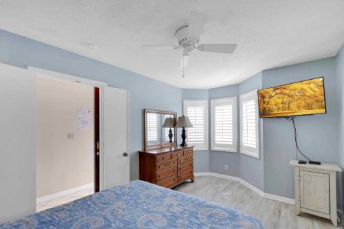 1 dormitorio con 1 cama y ventilador de techo en Harbour Oaks 311 en Saint Simons Island