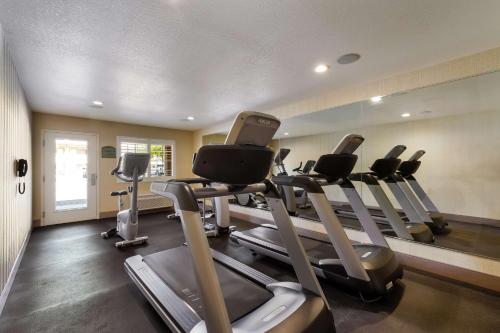 a gym with treadmills and ellipticals in a room at Best Western Inn & Suites Lemoore in Lemoore
