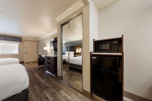 a hotel room with a bed and a microwave at Best Western Inn & Suites Lemoore in Lemoore