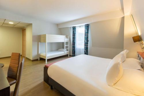 Un ou plusieurs lits dans un hébergement de l'établissement Best Western Hotel & SPA Pau Lescar Aeroport