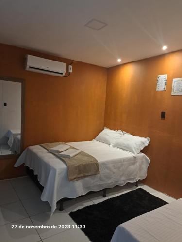 a hotel room with a bed and a wall at Bruno Flat Orla da cidade in Petrolina