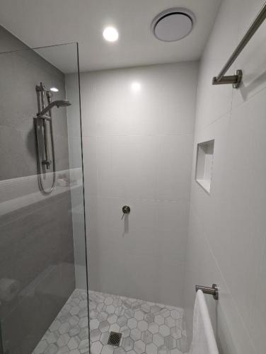 W łazience znajduje się prysznic ze szklanymi drzwiami. w obiekcie Newcastle Interchange Apartments w mieście Wickham