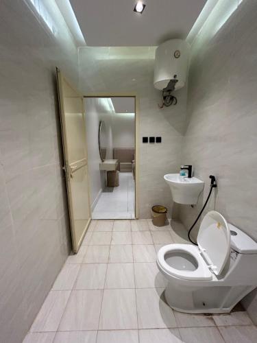 łazienka z toaletą i umywalką w obiekcie HAFAL Resort شاليهات هافال w Rijadzie