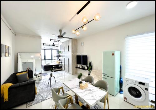 un salon avec un canapé et une table dans l'établissement KLIA Layover - Work & Rest in Town Centre - 24 hours Taxi, Grab - Near Airport, à Sepang