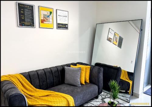 - un salon avec un canapé et une couverture jaune dans l'établissement KLIA Layover - Work & Rest in Town Centre - 24 hours Taxi, Grab - Near Airport, à Sepang