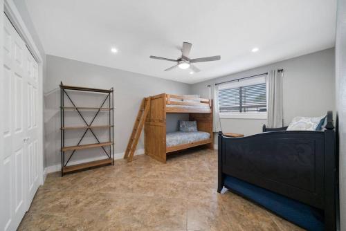 1 dormitorio con 1 cama y ventilador de techo en Lake LBJ Waterfront Condo en Kingsland