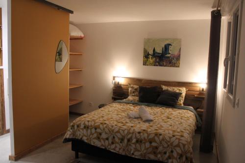 Un dormitorio con una cama con un par de zapatos. en Magnifique Grange Entièrement Rénovée, en Marcillac