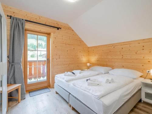 - une chambre avec 2 lits et une fenêtre dans l'établissement Wolfgangchalet B, à Mauterndorf
