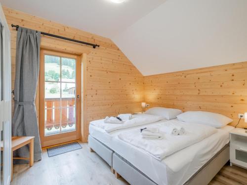 sypialnia z dwoma łóżkami i oknem w obiekcie Wolfgangchalet B w mieście Mauterndorf