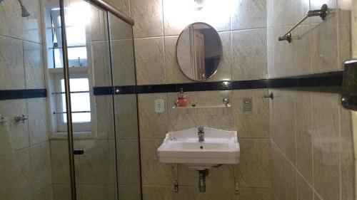 Pousada do sobrado في باخي: حمام مع حوض ومرآة