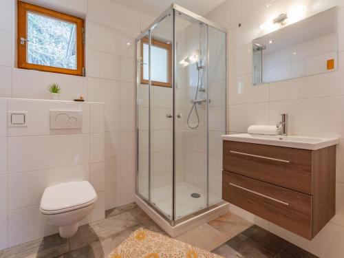 e bagno con doccia, servizi igienici e lavandino. di Jagerhütte a Mallnitz