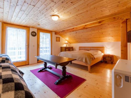 una camera con letto e tavolo di Jagerhütte a Mallnitz