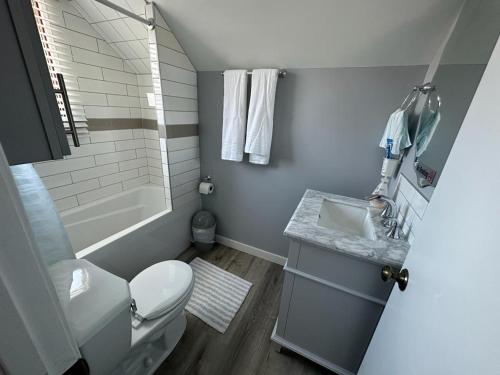 Spotless 2 Bedrooms Suite 2 in Winnipeg في وينيبيغ: حمام صغير مع حوض ومرحاض