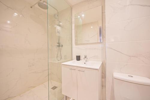 a bathroom with a shower and a toilet and a sink at Studio Cosy 2/4P - République in Paris