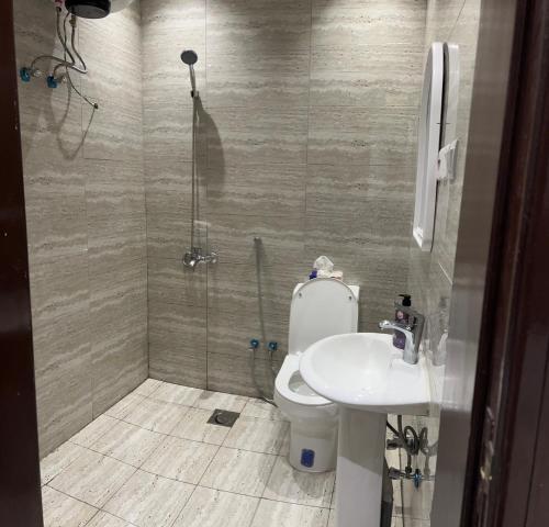 y baño con ducha, aseo y lavamanos. en استديو مدخل خاص ودخول ذاتي, en Riad