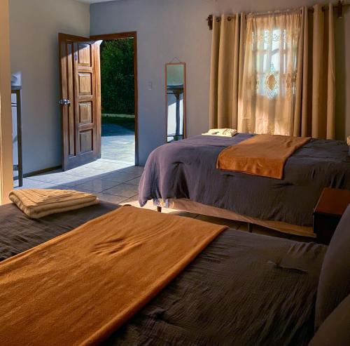 Un pat sau paturi într-o cameră la Hotel Xucaneb